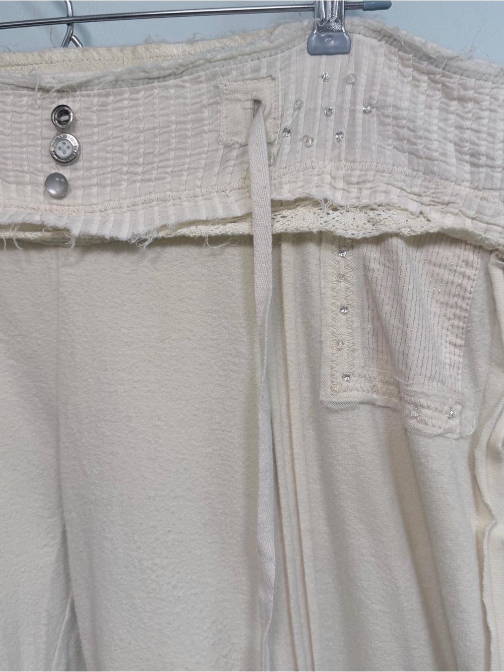 Free People 90’s / Y2K cream low rise embellished wide leg pants, size Large - Picture 5 of 9